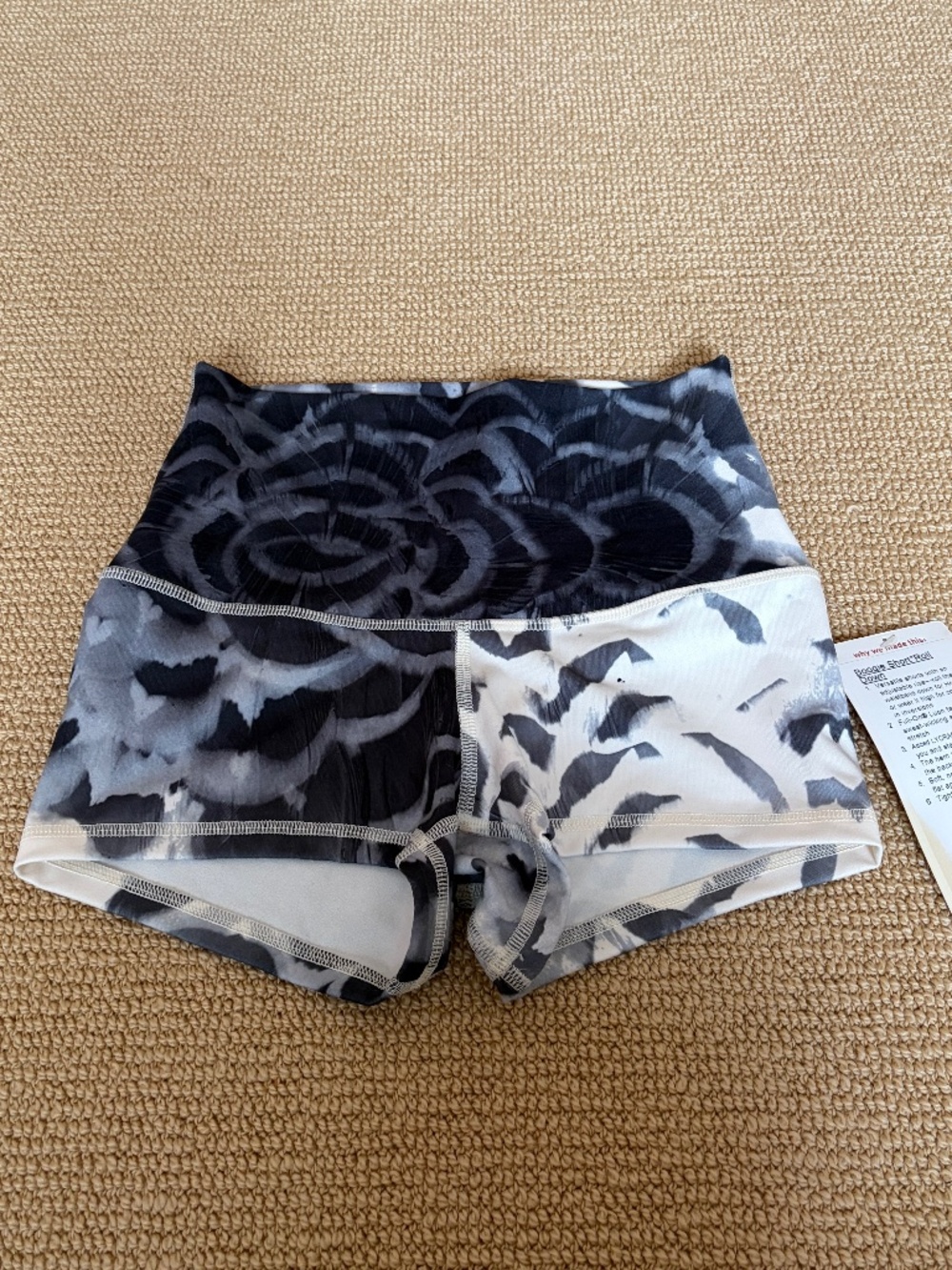 Lululemon Boogie Short Roll Down Pretty Plume Angel Wing Black Size 4 NWT